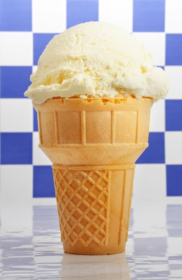 Gelado Chicoteado Macio Em Um Cone Da Bolacha Foto de Stock Imagem de