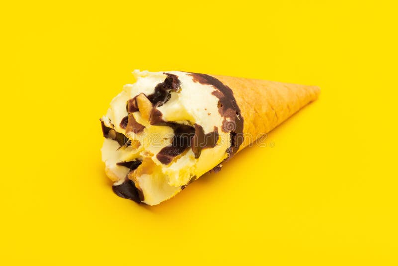 Cone De Gelado Do Sabor De Mini Vanilla No Amarelo Foto de Stock