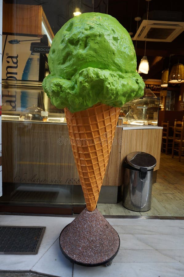 Cone de gelado gigante imagem de stock. Imagem de chicoteado 121338469