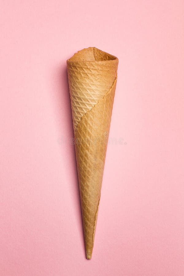 Cone doce do waffle em um fundo cor-de-rosa fotografia de stock royalty free