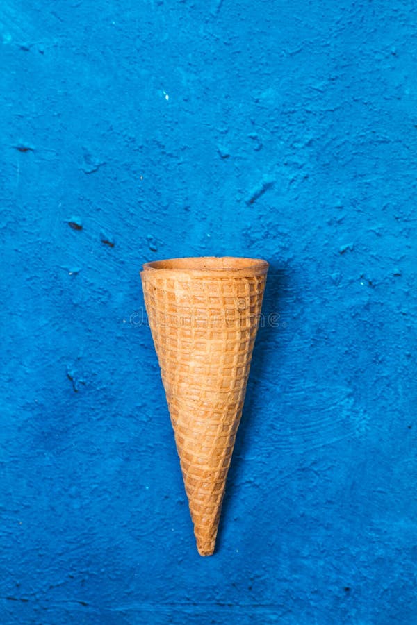 Cone de waffle num fundo azul fotografia de stock royalty free