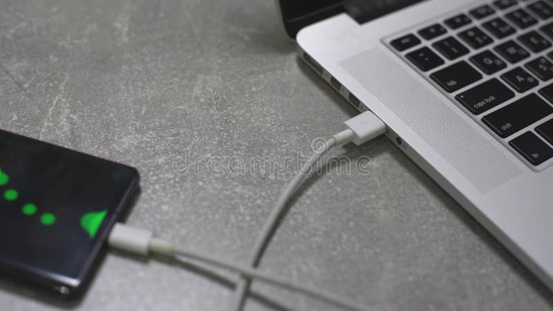 Conecta el cable magnético a tu teléfono. cable micro usb magnético de sobrevuelo. cables de carga rápida para android