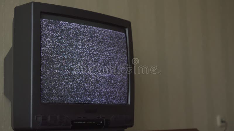 conectado-al-televisor-principal-con-pantalla-plana-en-la-pared-de-alimentaci%C3%B3n-electricidad-soportes-negra-intermitentes-vista-169441471.jpg