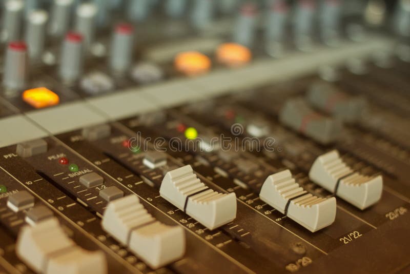 Conectori pentru consola de amestecare audio și ajustarea stock photos