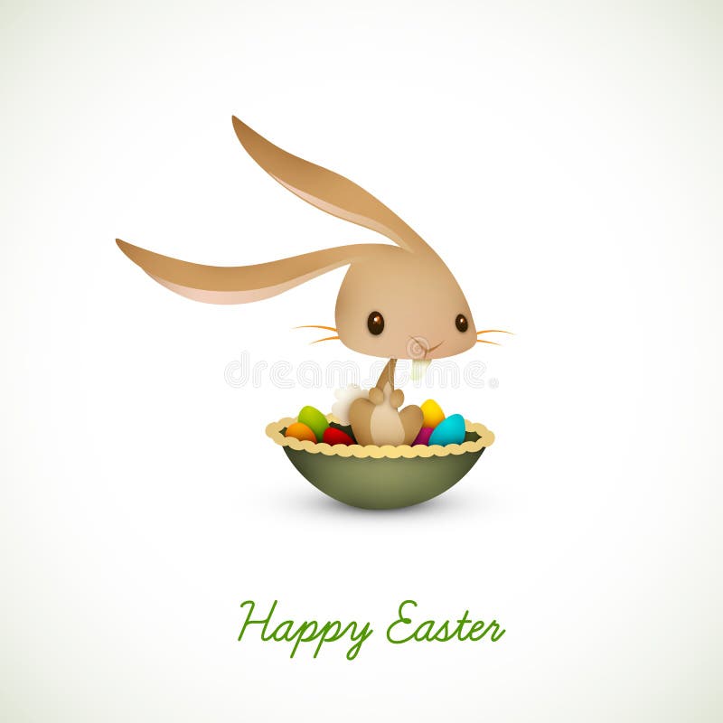 Conejito de pascua que se sienta en tazón de fuente por completo de huevos coloreados Conejito de pascua que se sienta en tazón de fuente por completo de huevos coloreados