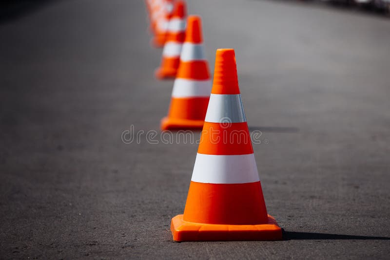 Cones alaranjados brilhantes do tráfego imagens de stock Cones alaranjados brilhantes do tráfego imagens de stock