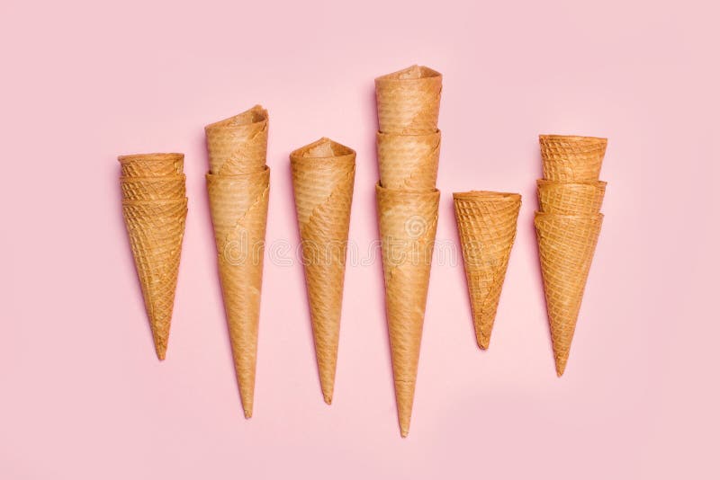 Cones de cram de gelo em fundo rosa fotografia de stock royalty free