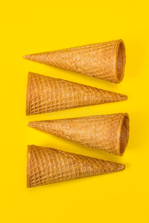 Cones de gelado com fundo amarelo fotos de stock royalty free