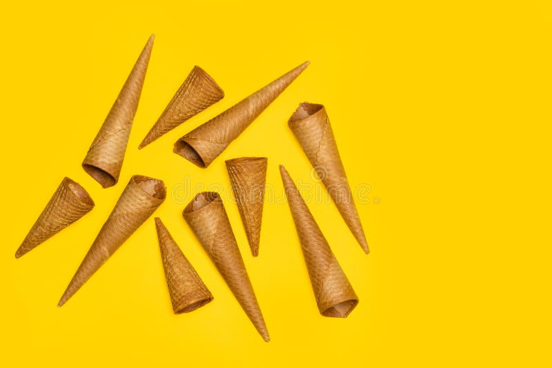 Cones de gelado com fundo amarelo imagem de stock