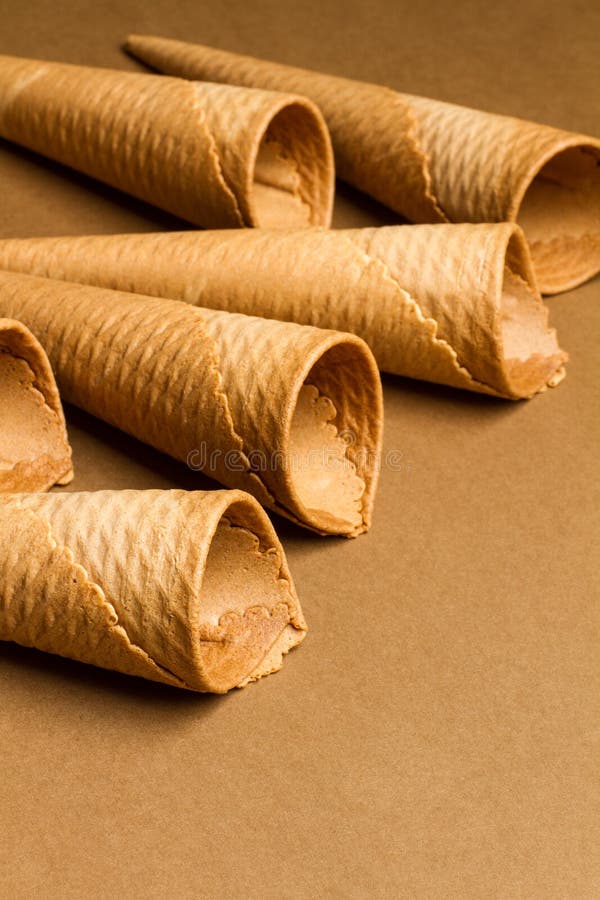 Cones de gelado com fundo castanho foto de stock