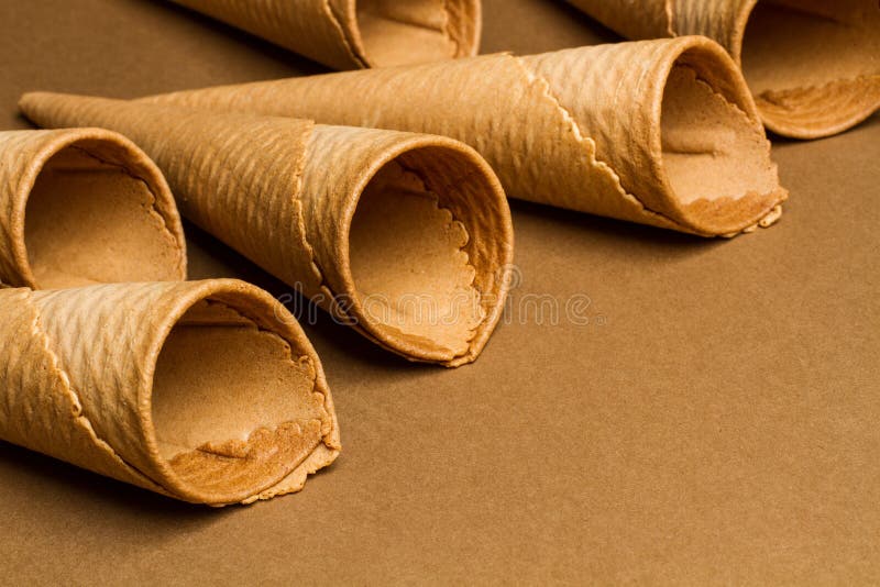 Cones de gelado com fundo castanho fotografia de stock royalty free