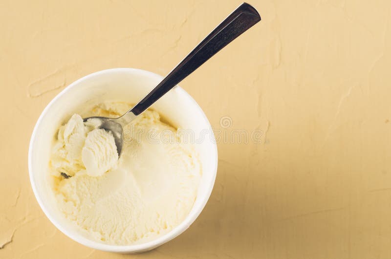 Cones de gelado da morango, do chocolate, da baunilha e do pistachio sobre o fundo branco gelado no frasco em uma tabela Colher n foto de stock Cones de gelado da morango, do chocolate, da baunilha e do pistachio sobre o fundo branco gelado no frasco em uma tabela Colher n foto de stock