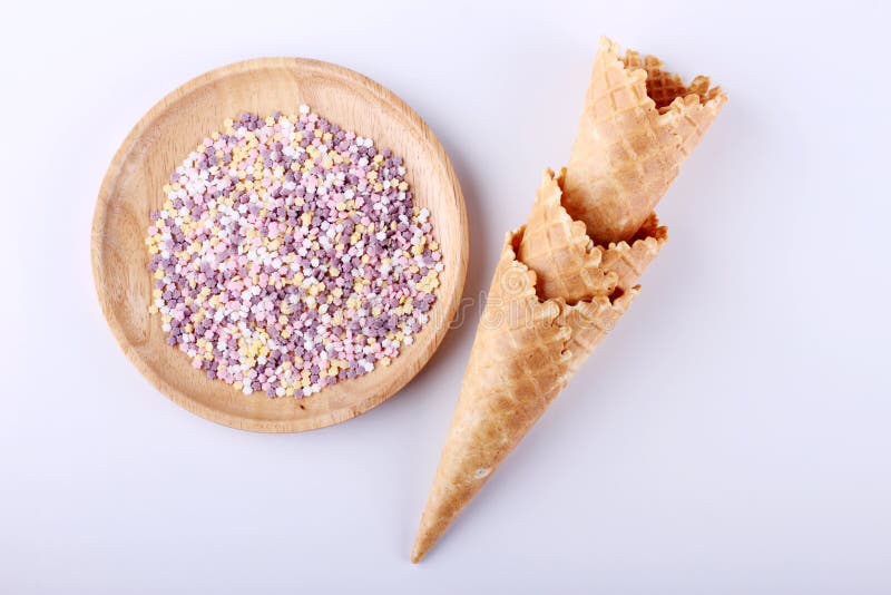 Cones de gelado vazios com sprikles do colorfule foto de stock Cones de gelado vazios com sprikles do colorfule foto de stock