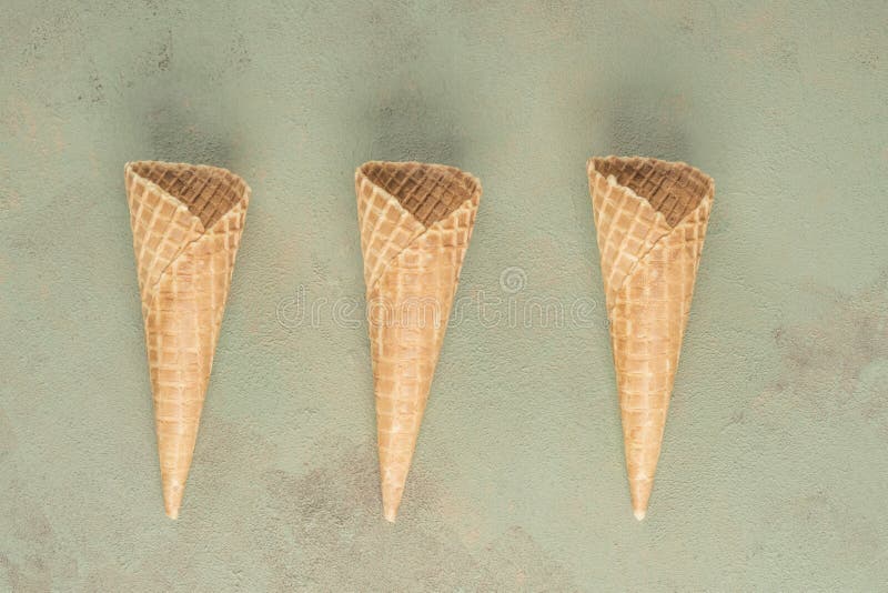 Cones de gelado vazios sobre a mesa imagem de stock royalty free Cones de gelado vazios sobre a mesa imagem de stock royalty free