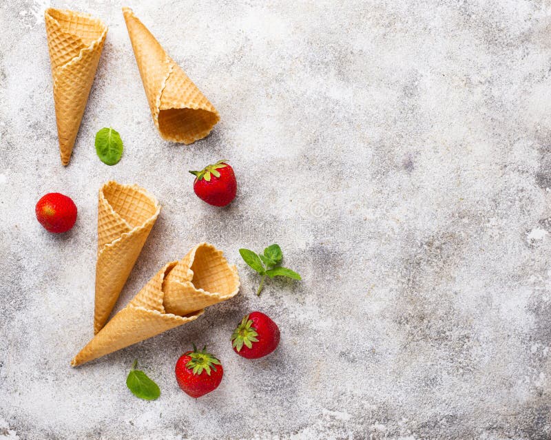 Cones Do Waffle Para O Gelado Foto de Stock Imagem de receita, coza