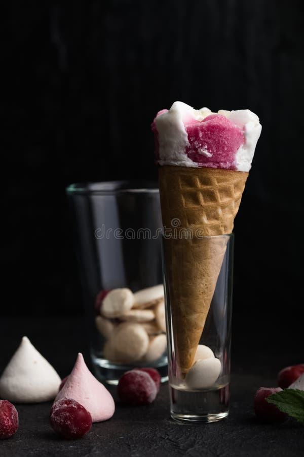 Cones tradicionais do waffle para a tabela do oncocncrete do gelado Gelado da cereja e cerejas frescas Cones enchidos com o gelad imagens de stock Cones tradicionais do waffle para a tabela do oncocncrete do gelado Gelado da cereja e cerejas frescas Cones enchidos com o gelad imagens de stock