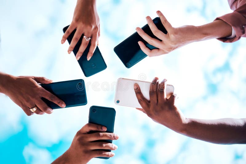 Grupo De Amigos Jogando Jogos De Aplicativos Em Celulares E on-line Juntos.  As Mãos Estão Segurando O Círculo Do Smartphone. Imagem de Stock - Imagem  de rede, compartilhar: 196942813