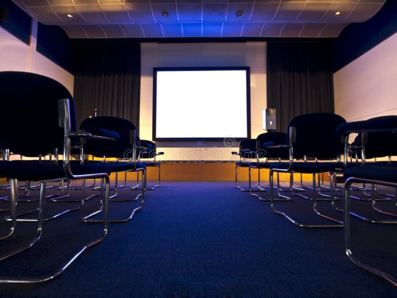 Sala conferenze con proiezioni di film e la presentazione di posti a sedere.