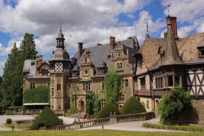 The castle hotel belongs to the University of Giessen, even though it is closer to Marburg in Ebsdorfergrund. The castle hotel belongs to the University of Giessen, even though it is closer to Marburg in Ebsdorfergrund.