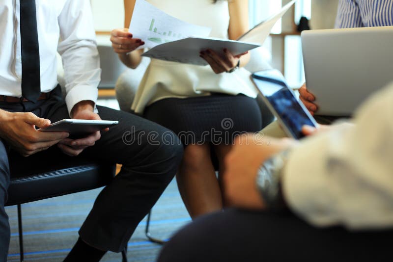 Conferência de negócio Close-up dos jovens que sentam-se na conferência junto e que fazem anotações foto de stock Conferência de negócio Close-up dos jovens que sentam-se na conferência junto e que fazem anotações foto de stock