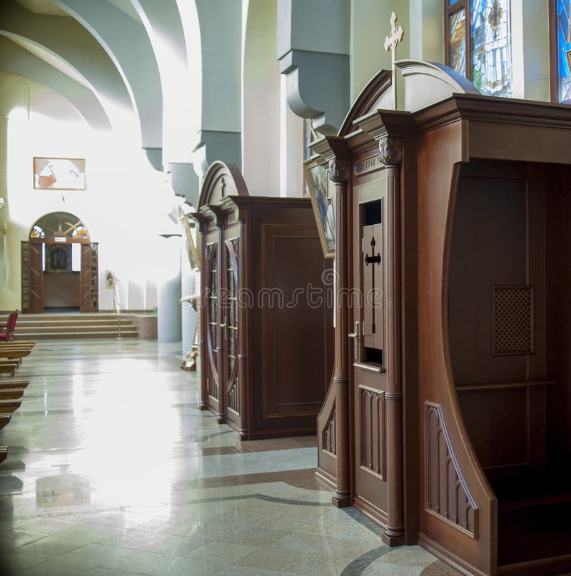 Confessionnal classique dans l'église image libre de droits Confessionnal classique dans l'église image libre de droits