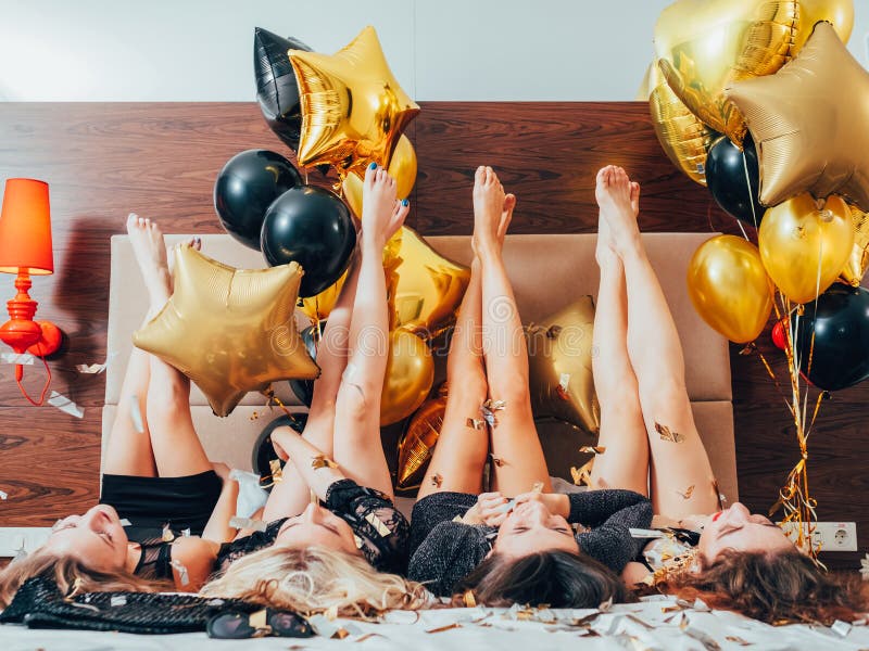 Confetti образа жизни отдыха девушек пристанища Bff городской стоковое фото rf Confetti образа жизни отдыха девушек пристанища Bff городской стоковое фото rf