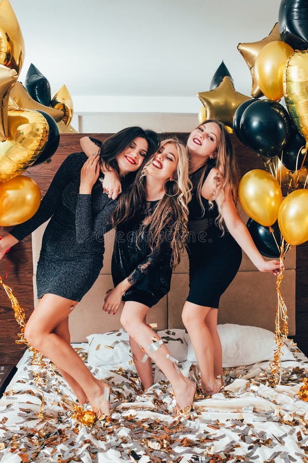 Confetti образа жизни отдыха девушек пристанища Bff городской стоковое изображение rf Confetti образа жизни отдыха девушек пристанища Bff городской стоковое изображение rf