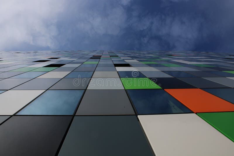 Confettis de maison, le bâtiment le plus coloré sur l'uithof et un ciel bleu plus quelques nuages photo libre de droits Confettis de maison, le bâtiment le plus coloré sur l'uithof et un ciel bleu plus quelques nuages photo libre de droits