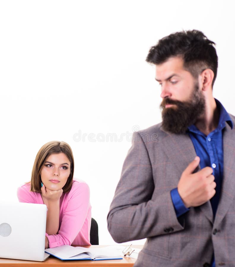 Confian?a e carisma Mulher bonita que olha o homem farpado no escrit?rio Chefe 'sexy' da mulher e funcionamento masculino do empr imagem de stock royalty free Confian?a e carisma Mulher bonita que olha o homem farpado no escrit?rio Chefe 'sexy' da mulher e funcionamento masculino do empr imagem de stock royalty free