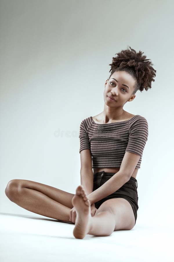 Confiance décontractée dans sa pose assise accessible images stock