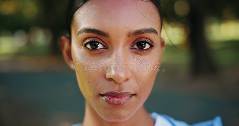 Confiance face et Indienne dans le parc pour l'entraînement de conditionnement physique ou l'exercice de santé. Casser le portrait banque de vidéos