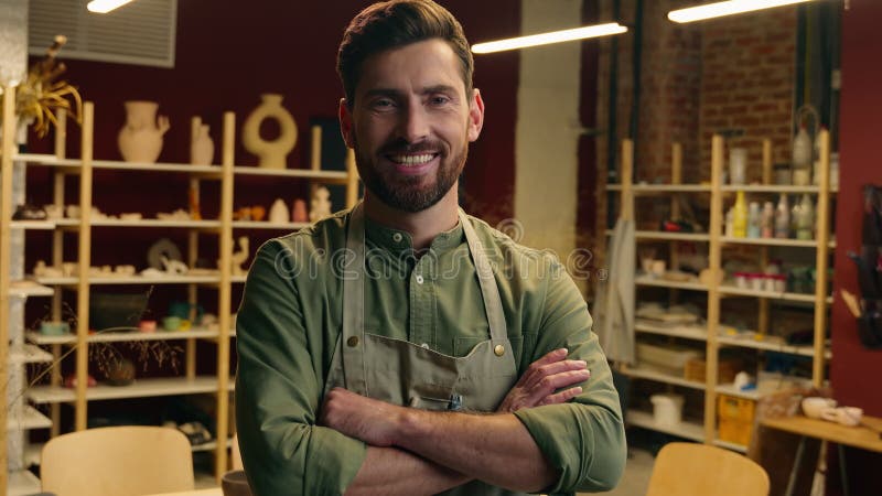 Confiant joyeux professionnel caucasien gars vendeur potier homme homme d'affaires joyeux artiste souriant petit banque de vidéos
