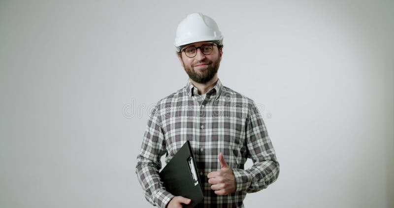 Confident Engineer in hard hat läuft in der Hand zur Kamera-Zwischenablage stock footage