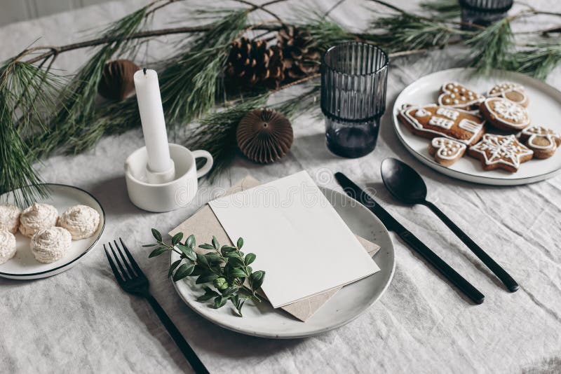 Configuración De La Mesa De Navidad. Decoración De Rama De Pino De Cubertería  Negra. Galletas De Jengibre Portavelas Y Vidrio Imagen de archivo - Imagen  de cocina, pino: 234088855