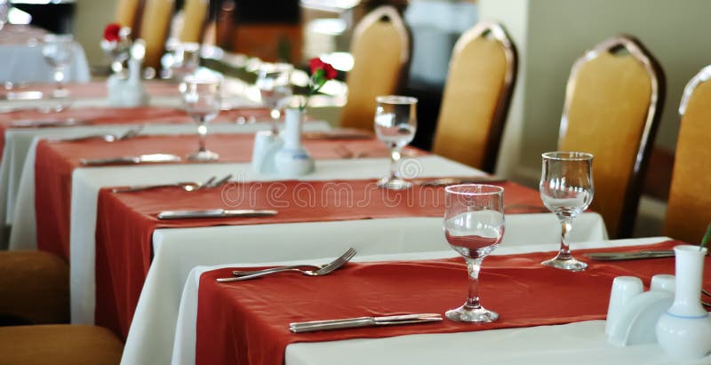 This photograph represent a table setting for a dinner event. This photograph represent a table setting for a dinner event