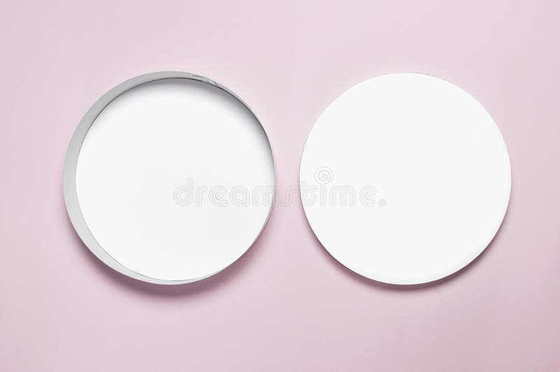 Configuration blanche ronde d'appartement de vue supérieure de boîte de blanc de carton Moquerie sur le fond rose Conception d'em photographie stock Configuration blanche ronde d'appartement de vue supérieure de boîte de blanc de carton Moquerie sur le fond rose Conception d'em photographie stock