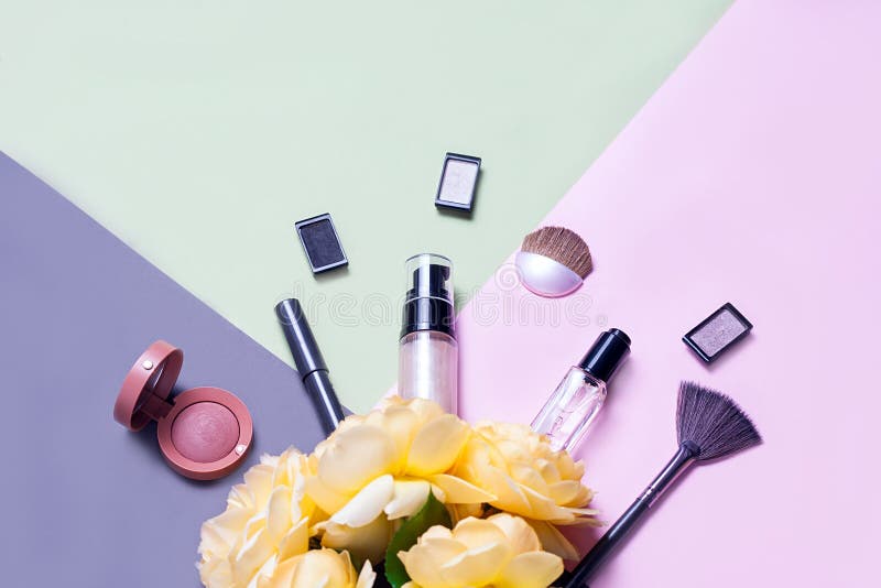 Configuration créative d'appartement des vernis à ongles lumineux de mode et du cosmétique décoratif sur un fond coloré avec les photos stock Configuration créative d'appartement des vernis à ongles lumineux de mode et du cosmétique décoratif sur un fond coloré avec les photos stock