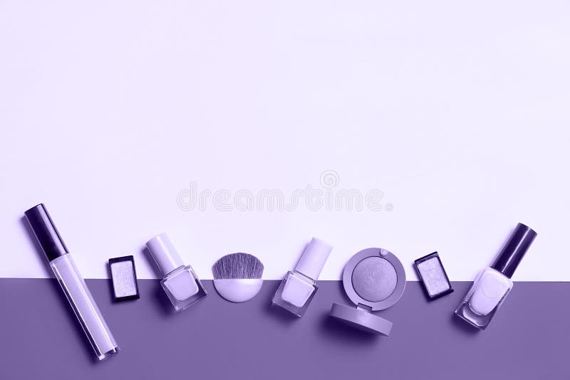Configuration créative d'appartement des vernis à ongles lumineux de mode sur un fond coloré Style minimal Copiez l'espace Concep photos stock Configuration créative d'appartement des vernis à ongles lumineux de mode sur un fond coloré Style minimal Copiez l'espace Concep photos stock