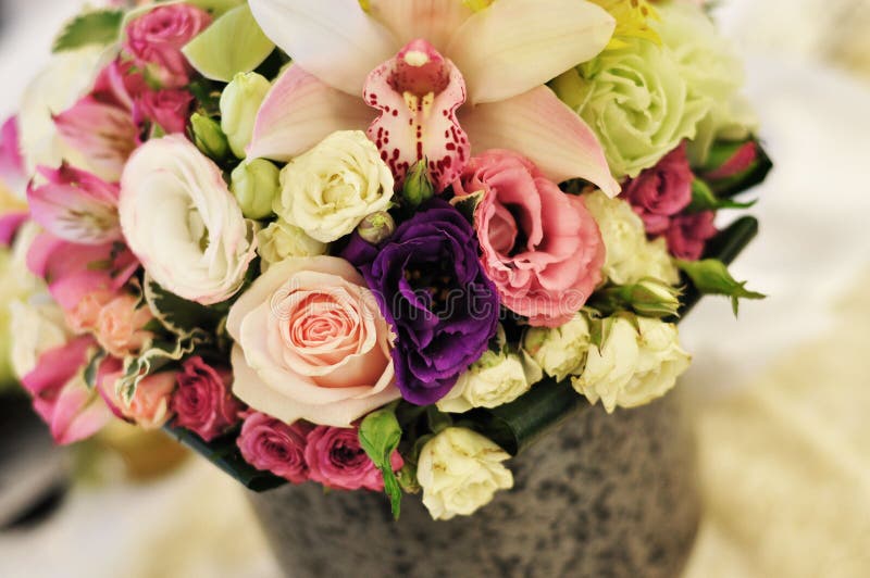 Configuration et fleurs de table de décor de mariage images libres de droits Configuration et fleurs de table de décor de mariage images libres de droits