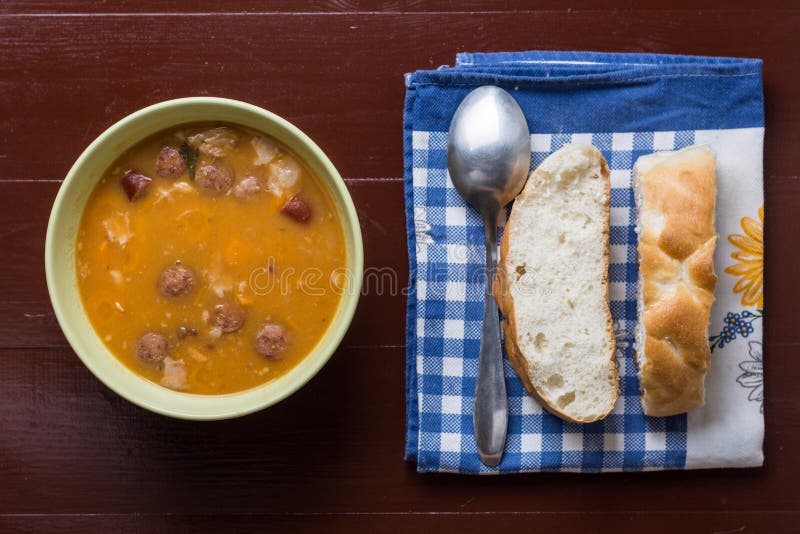 Configuration plate au-dessus des haricots cuits avec les saucisses et le pain sur le kitch photographie stock Configuration plate au-dessus des haricots cuits avec les saucisses et le pain sur le kitch photographie stock