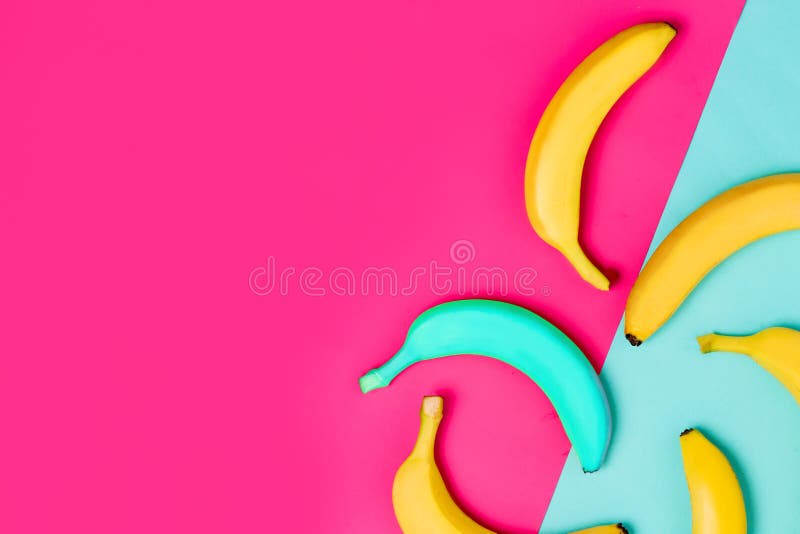 Configuration plate de jaune et d'une banane bleue sur le fond coloré avec l'espace de copie photos libres de droits Configuration plate de jaune et d'une banane bleue sur le fond coloré avec l'espace de copie photos libres de droits