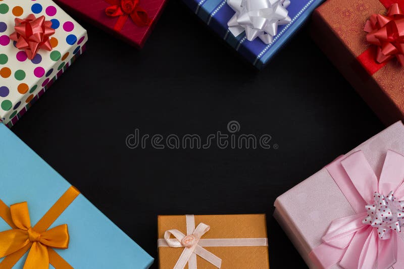 Configuration plate des cadeaux sont présentés sur un fond noir avec une copie de l'espace image libre de droits Configuration plate des cadeaux sont présentés sur un fond noir avec une copie de l'espace image libre de droits