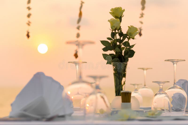 Configuration romantique de dîner photographie stock libre de droits Configuration romantique de dîner photographie stock libre de droits