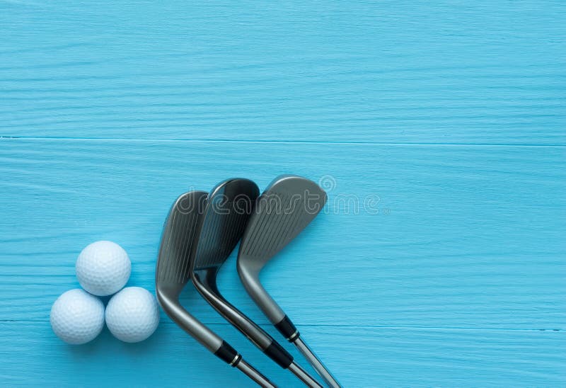 Configuração lisa: Clubes de golfe, bolas de golfe na tabela de madeira azul imagens de stock Configuração lisa: Clubes de golfe, bolas de golfe na tabela de madeira azul imagens de stock