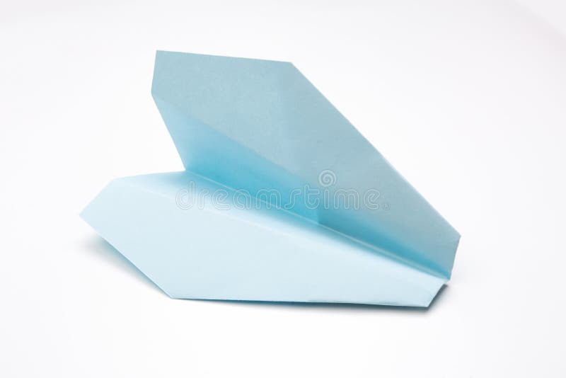 Configuração lisa do plano de papel azul pastel no fundo branco com espaço do texto imagens de stock royalty free Configuração lisa do plano de papel azul pastel no fundo branco com espaço do texto imagens de stock royalty free