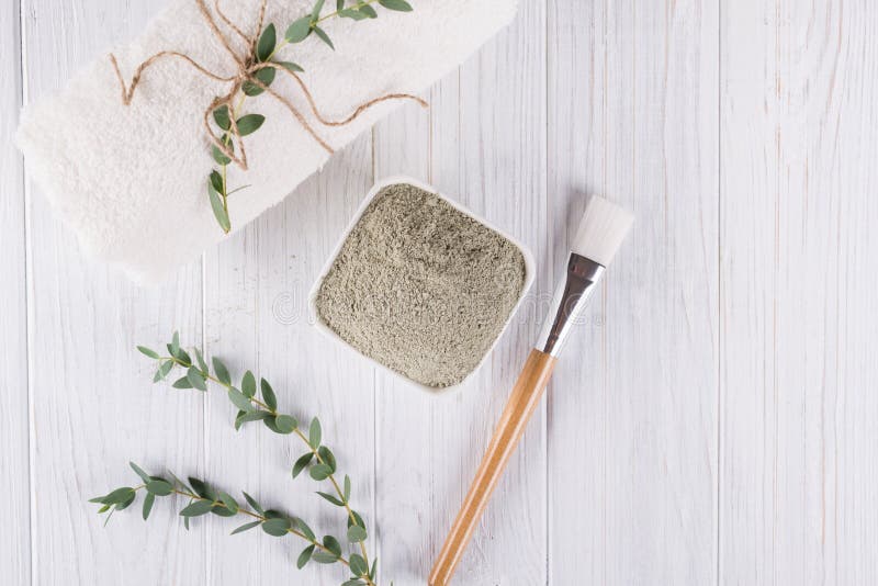 A configuração lisa, o ingrediente natural do pó da lama da argila para o facial caseiro e o corpo mascaram ou esfregam imagem de stock A configuração lisa, o ingrediente natural do pó da lama da argila para o facial caseiro e o corpo mascaram ou esfregam imagem de stock