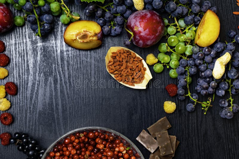 Confine d'amplificazione del fondo dell'alimento salutare del cervello con i frutti, dadi, bacca Alimenti alti in vitamina C, vit fotografia stock libera da diritti Confine d'amplificazione del fondo dell'alimento salutare del cervello con i frutti, dadi, bacca Alimenti alti in vitamina C, vit fotografia stock libera da diritti
