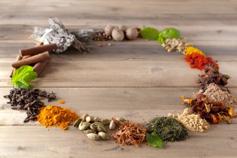 Confine del cerchio delle spezie e delle erbe fotografia stock libera da diritti Confine del cerchio delle spezie e delle erbe fotografia stock libera da diritti