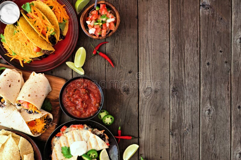 Confine sul lato degli alimenti messicani sopra la vista su uno sfondo di legno scuro con spazio di copia