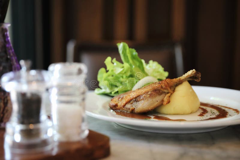 Confit de tidningsanka på en platta, andconfit med grönsaken royaltyfria bilder Confit de tidningsanka på en platta, andconfit med grönsaken royaltyfria bilder